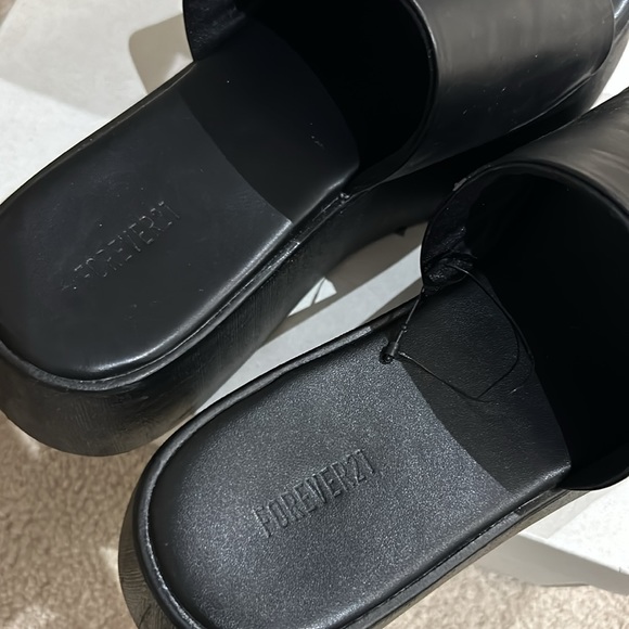 Forever 21 slides - Picture 2 of 5